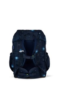 Zaino navy con un motivo stellato, spallacci imbottiti, cinghie regolabili per il petto e la vita, e due tasche laterali.