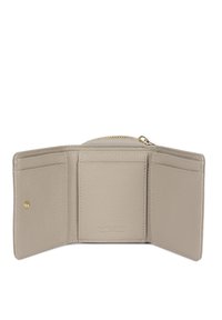 Portefeuille trifold beige en cuir avec plusieurs emplacements pour cartes, une fermeture à bouton pression sur un côté et un compartiment à pièces zippé en haut.