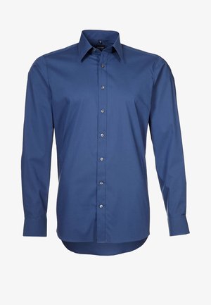 Langarm, knoopsluiting shirt van effen donkerblauwe stof met een gladde textuur, puntige kraag en zes bijpassende knopen aan de voorkant.