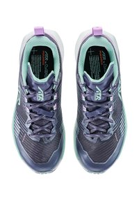 Scarpe da ginnastica viola e teal con tomaia in mesh traspirante, superficie testurizzata e accenti a contrasto. Presentano lacci e linguette per il tiro.