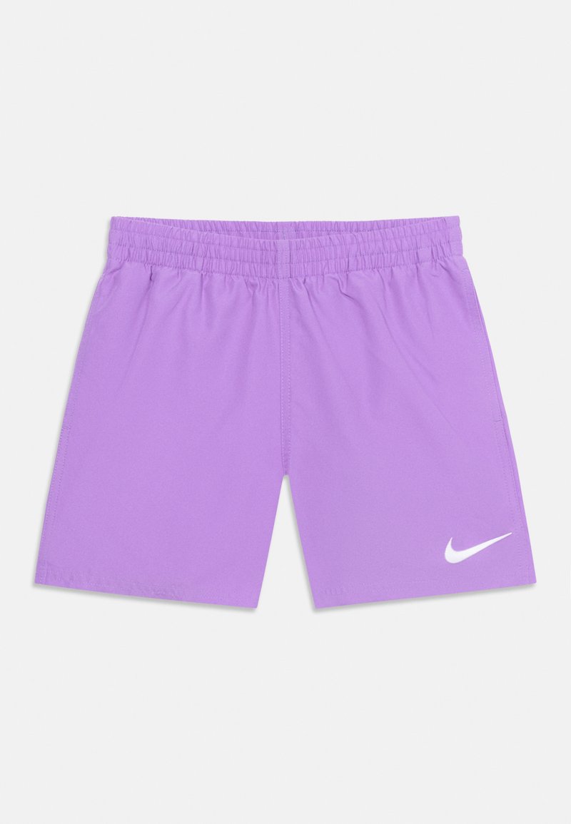 Shorts de sport violet avec taille élastique et logo Nike blanc en forme de virgule sur la partie inférieure droite de la jambe, présentés sur un fond uni.