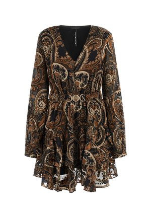 Dolga obleka iz temnega blaga s paisley vzorcem v odtenkih rjave in smetane, z vpasenim pasom in nabranim robom. Akcent srebrne barve v pasu.