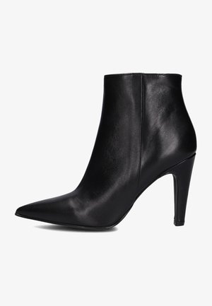 Zwarte leren enkellaars met een spitse neus en een slanke hoge hak. Glad textuur met een stijlvolle vormgeving en geen zichtbare hardware of accenten.