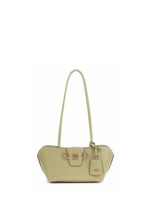 Sac à bandoulière en cuir beige avec une longue sangle, une boucle décorative à l'avant et une étiquette suspendue embossée du nom de la marque.