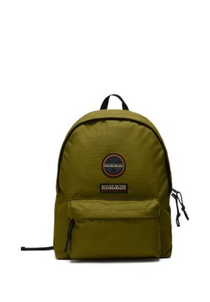 Olivgrüner Rucksack mit Fronttasche, schwarzen Reißverschlüssen, oberem Griff und zwei rechteckigen Markenaufnähern vorne.