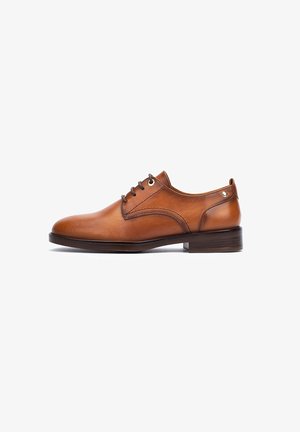 Chaussure habillée en cuir marron avec un bout rond, des détails de couture subtils, six œillets et un talon carré bas. Texture lisse avec une finition polie.