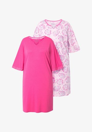 To natkjoler: den ene ensfarvet pink med V-hals og blondekant, den anden hvid med lyserøde muslingemønstre. Begge er løstsiddende og har korte ærmer.