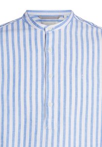 Camicia a righe blu e bianche con colletto alla mandarino, dotata di patta con bottoni e un piccolo logo sul petto. Realizzata in tessuto leggero.