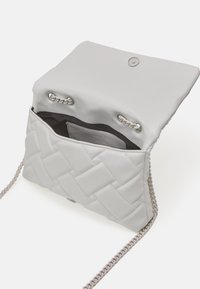 Szara torba z plecionego sztucznego skóry z klapą, z łańcuszkowym paskiem, zapięciem na guziki i ciemną kieszenią wewnętrzną.