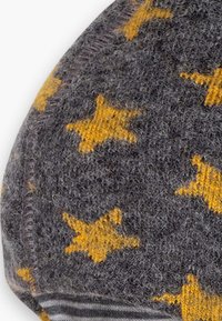 Grau gestrickte Mütze mit gelbem Sternmuster, die eine weiche Textur aufweist und einen kontrastierenden gestreiften Rand hat.