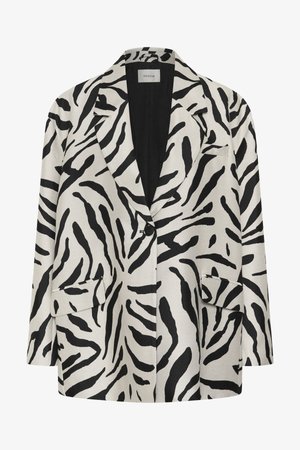 Blazer blanco con rayas abstractas negras de cebra, solapa con muesca, un botón negro y dos bolsillos delanteros con solapa.