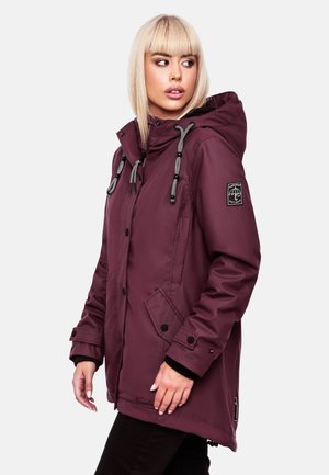 Bordeaux waterdichte parka met een capuchon, voorzien van grijze trekkoorden, zijzakken en zwarte drukknoopjes. Getextureerde stof met logo.