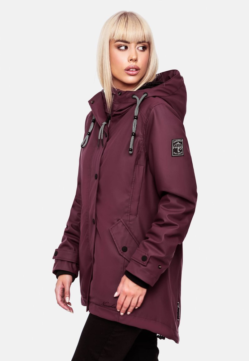 Bordeaux waterdichte parka met een capuchon, voorzien van grijze trekkoorden, zijzakken en zwarte drukknoopjes. Getextureerde stof met logo.