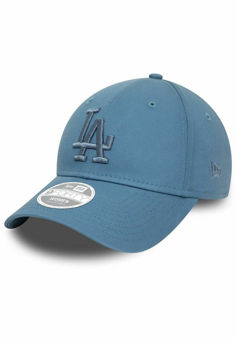 Gorra de béisbol azul con un logotipo bordado de "LA" en azul más oscuro. Presenta un visor curvado, correa ajustable y un tejido transpirable.