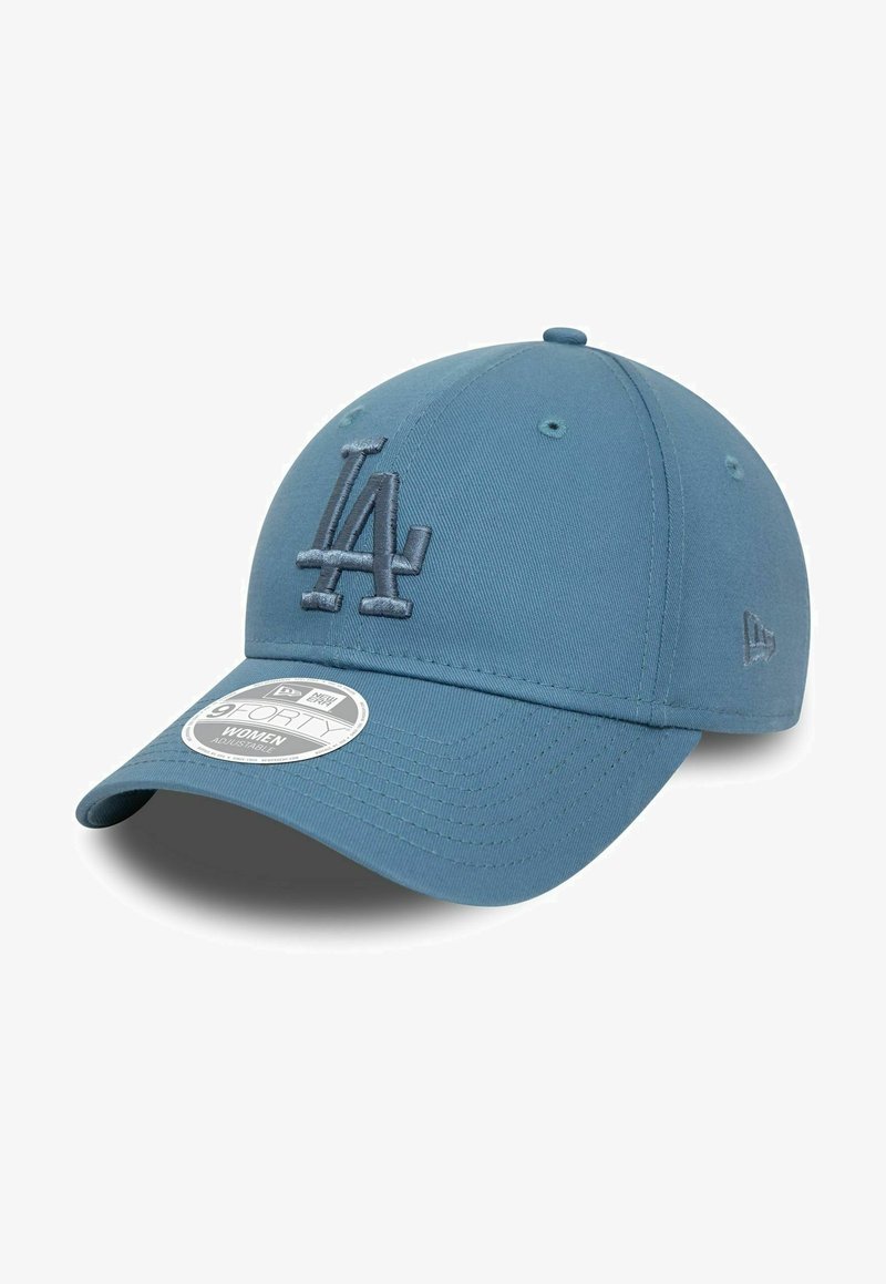 Gorra de béisbol azul con un logotipo bordado de "LA" en azul más oscuro. Presenta un visor curvado, correa ajustable y un tejido transpirable.