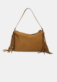 Bruine suède schoudertas met franjes. Zachte textuur, rechthoekige vorm en een enkele schouderband. Rits sluiting aan de bovenkant.