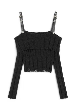 Top corto negro de canalé con mangas largas, que presenta un diseño off-shoulder y tirantes de cuero con cierres de metal. Tela texturizada con detalles recortados.