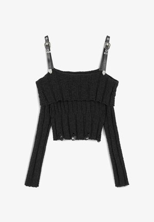 Schwarzes, geripptes Crop-Top mit langen Ärmeln, das ein schulterfreies Design sowie Lederträger mit metallischen Verschlüssen aufweist. Texturiert mit Cut-Out-Details.