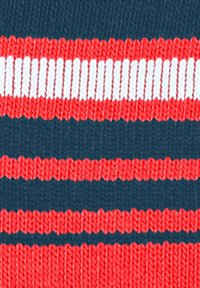 Zbliżenie na dzianinę z poziomymi paskami w kolorach czerwonym, białym i ciemnoniebieskim.