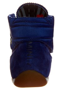 Niebieskie zamszowe sneakersy typu high-top z wyściełanym kołnierzem, teksturowanym materiałem i gumową podeszwą. Zawierają wytłoczone logo na pięcie.