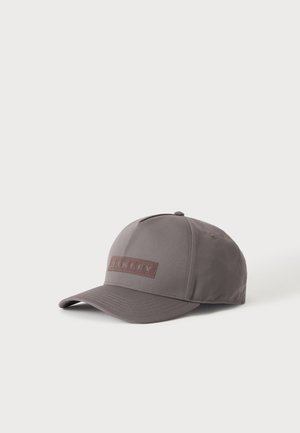 Graue Baseballkappe mit gebogenem Schirm und einem rechteckigen, aufgenähten Patch mittig auf dem Vorderteil.