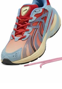 PUMA sporta apavi ar sarkanu, gaiši zilu un rozā krāsu kombināciju. Acu un sintētiskie materiāli ar izliekta zole un izteiksmīgu šņorēšanas sistēmu.