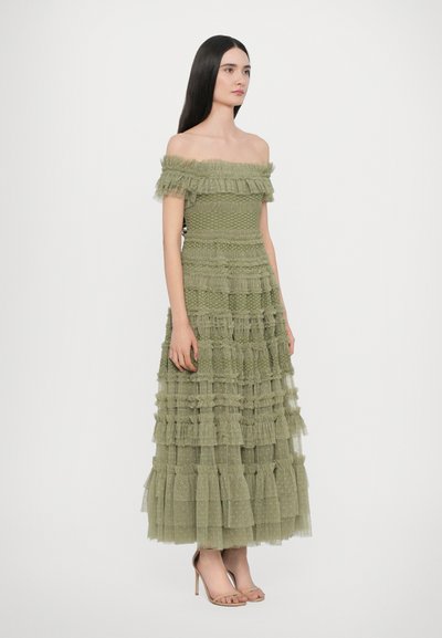 Off-shoulder, gelaagde maxidress in lichtgroen. Gevoelstof met geplooide lagen en stippen. Doorzichtige details en een gladde afwerking.