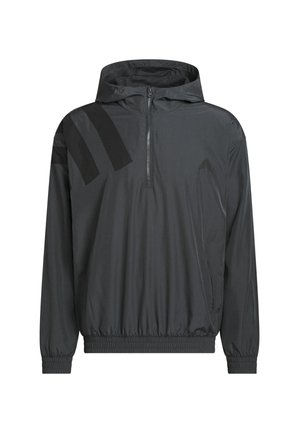 Chaqueta cortavientos negra con cuello mitad con cremallera, puños elásticos y cintura ajustada. Presenta tres franjas negras en el hombro izquierdo.