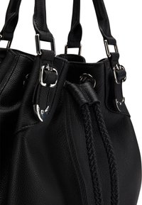 Sac à main en cuir noir avec des détails tressés, quincaillerie en argent et double bandoulière. Surface texturée avec un design doux et structuré.