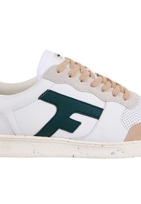 Sneaker in pelle bianca con logo verde scuro, dettagli in suede beige e suola texturizzata con spruzzi blu. Lacci rotondi di colore beige.