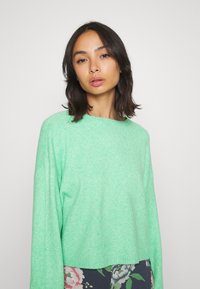Vero Moda Petite VMDOFFY O NECK BOXY - Camisola - irish green