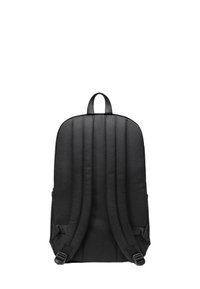Sac à dos noir avec dos rembourré et sangles réglables. Comprend une poignée centrale en boucle et des poches latérales en mesh pour le stockage. Texture de tissu lisse.