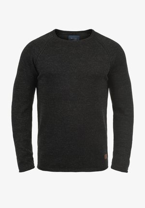 Melnas garās piedurknes kreklas ar apaļu kakla izgriezumu, izgatavots no teksturēta auduma ar smalku heathered rakstu; ir ribošana piedurkņu malās un neliela etiķete kā akcents.