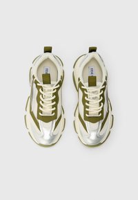 Chunky sneakers med metallisk sølv, olivengrøn og creme mesh. Udstyret med tykke gummisåler, kontrasterende snørebånd og en rem til nem påføring.