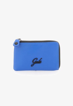 Portafoglio in pelle blu con una texture liscia, cerniera nera e logo impresso. Forma rettangolare compatta, con chiusura a zip sulla parte superiore.