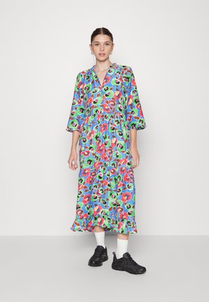 Vestido midi padronizado em azul, com um design floral com detalhes em vermelho e verde, mangas três quartos e uma bainha em camadas com voltas.