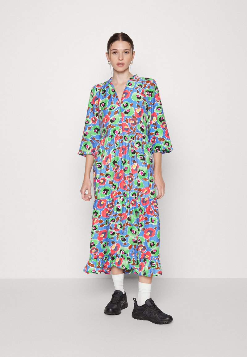 Vestido midi padronizado em azul, com um design floral com detalhes em vermelho e verde, mangas três quartos e uma bainha em camadas com voltas.