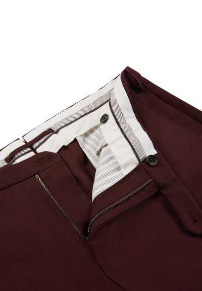 Pantalones burdeos con cremallera, cierre de botón y forro interior con rayas blancas. Incluyen bolsillos laterales y costuras detalladas.