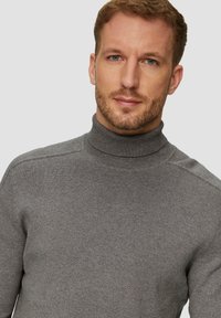 Grijze coltrui gemaakt van geribbelde breistof, met een aansluitend ontwerp en minimale naden, geschikt voor casual kleding.