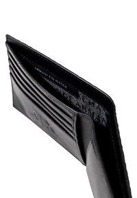Portafoglio in pelle nera con più slot per carte, caratterizzato da un interno testurizzato e un logo impresso. Design slim per una facile portabilità.