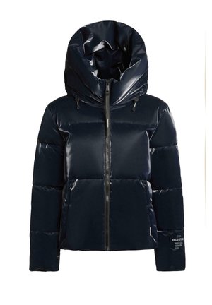 Navyblauwe gewatteerde jas met een glanzende afwerking, grote capuchon, ritssluiting en opvallende quilted secties. Bevat branding op de mouw.
