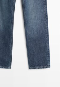 Donkerblauwe denim jeans met rechte pijpen, zichtbare stiksels en een standaard tailleband. De stof lijkt iets vervaagd met een gladde textuur.