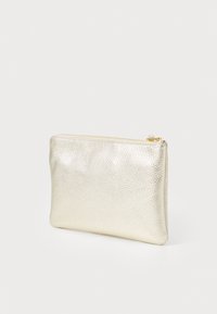Pochette en cuir doré métallisé avec une finition texturée, de forme rectangulaire et une fermeture éclair sur le dessus. Design simple, sans embellissements supplémentaires.