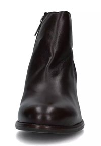 Stivaletti in pelle marrone con una superficie liscia, punta arrotondata e chiusura con zip laterale. L'altezza arriva appena sopra la caviglia.