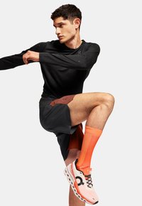 On LIGHTWEIGHT - Spordišortsid - auburn   black