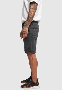 Urban Classics Kratke hlače od trapera - real black washed