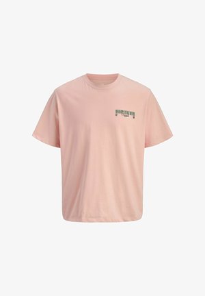 Világos rózsaszín rövid ujjú póló zöld felirattal, "Mississippi Vintage Motors 1990 Original" a bal felső mellrészen.