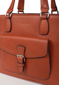 Torebka skórzana w kolorze brązowym o teksturowanym wykończeniu, z przednią kieszenią na klapkę zabezpieczoną srebrną klamrą oraz kontrastowym przeszyciem.