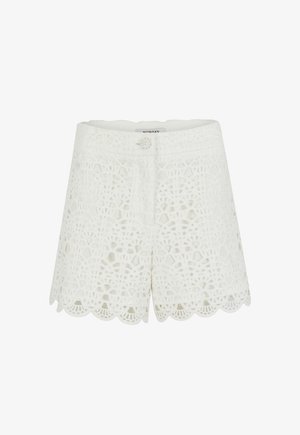 Shorts en dentelle blanche présentant un motif floral élaboré, un ourlet festonné et un bouton décoratif à la taille. Tissu léger et texturé.