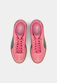 Rosa träningsskor med en slät läderöverdel, grå detaljer, rund tå och en gummisula. Har platta snören och en bekväm innersula.